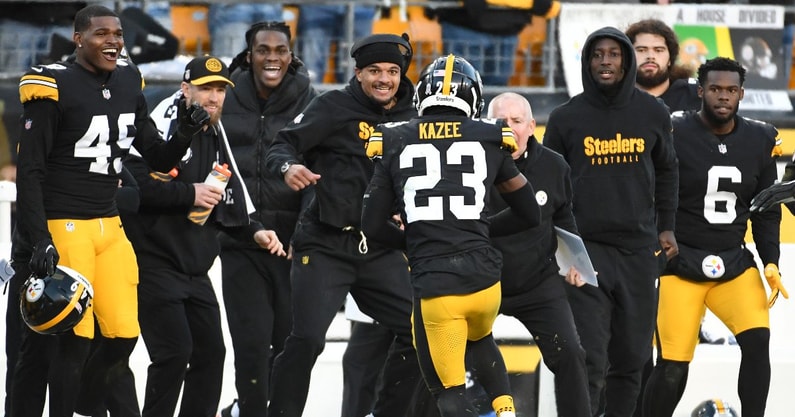 After being hit on the sideline, Steelers ST coach Danny Smith tore his…